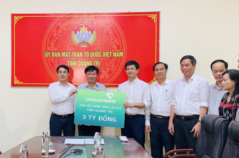 Tài chính - Ngân hàng - Vietcombank ủng hộ 11 tỷ đồng cho miền Trung vượt qua thiên tai lũ lụt (Hình 2).