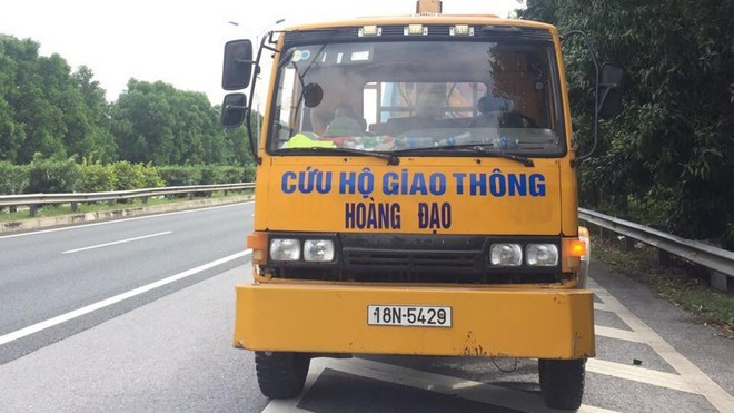 bi phat 17 trieu tuoc bang 6 thang vi chay xe nguoc chieu tren duong cao toc