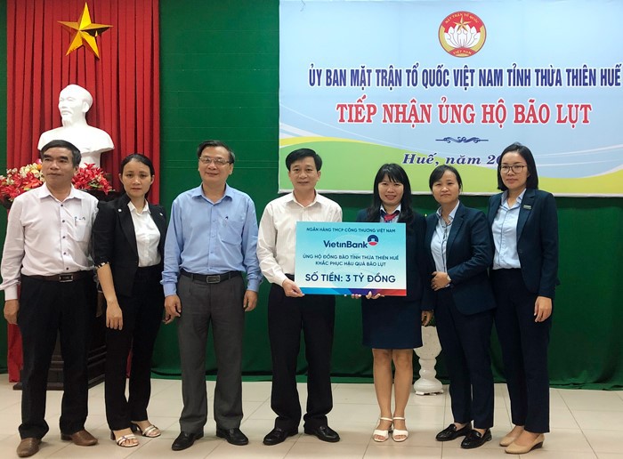 Tài chính - Ngân hàng - VietinBank dành hơn 15 tỷ đồng hỗ trợ đồng bào miền Trung bị lũ lụt