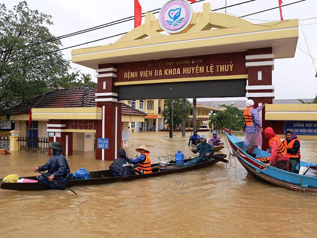 Cap hoc bong cho sinh vien vung lu anh 1