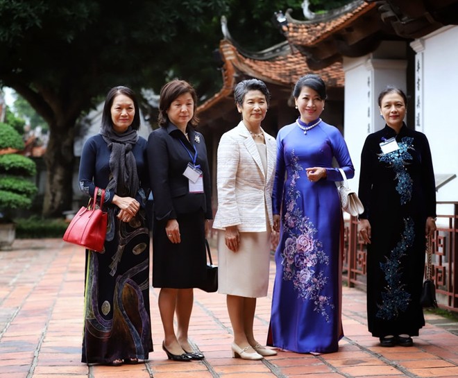 phu nhan thu tuong nhat ban tham van mieu quoc tu giam va bao tang phu nu viet nam