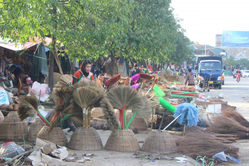 Tin nhanh - Hàng hóa thành rác sau lũ, tiểu thương Hà Tĩnh ôm nhau khóc (Hình 15).