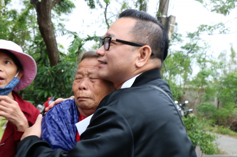 Tin nhanh - Ấm tình “cái ôm” bà con miền Trung sau cơn lũ dữ (Hình 8).