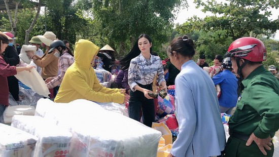 mc kim huyen sam trao hang tram suat qua toi ba con vung lu ha tinh