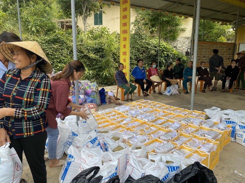 mc kim huyen sam trao hang tram suat qua toi ba con vung lu ha tinh