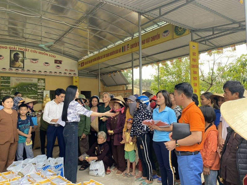 mc kim huyen sam trao hang tram suat qua toi ba con vung lu ha tinh