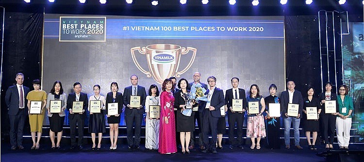 Vinamilk tỏa sáng với 3 giải thưởng lớn tại Lễ trao giải Top 100 nơi làm việc tốt nhất Việt Nam