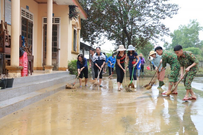 Giáo dục - Thầy cô lội bì bõm dọn dẹp chờ nước rút để đón học sinh (Hình 6).