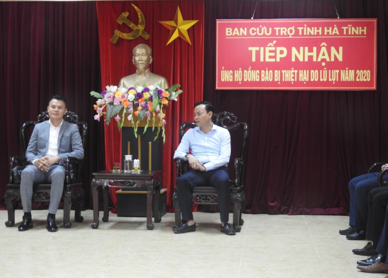 doanh nhan tre tiep suc dong bao vung lu ha tinh