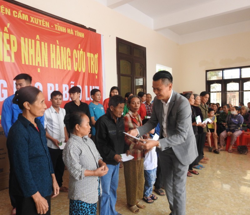 doanh nhan tre tiep suc dong bao vung lu ha tinh