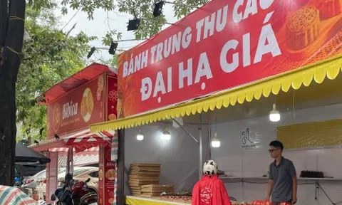 Bánh trung thu giảm giá một nửa, mời chào khách sau rằm