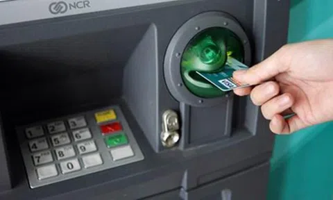 Thấy bàn phím ATM nhô cao hơn bình thường và nhiều dấu hiệu lạ khác, người dùng ngân hàng dừng ngay giao dịch để tránh bị đánh cắp thông tin!