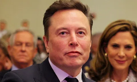 CEO TikTok tích cực nhắn tin cho Elon Musk